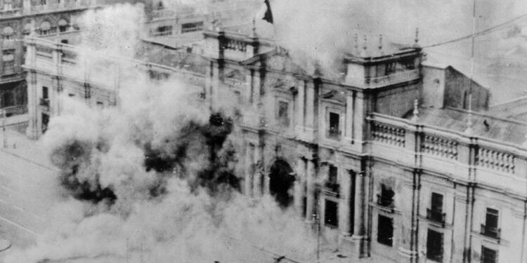 Cadem: el 46% cree que el Golpe de Estado era evitable, y un 51% que no lo era