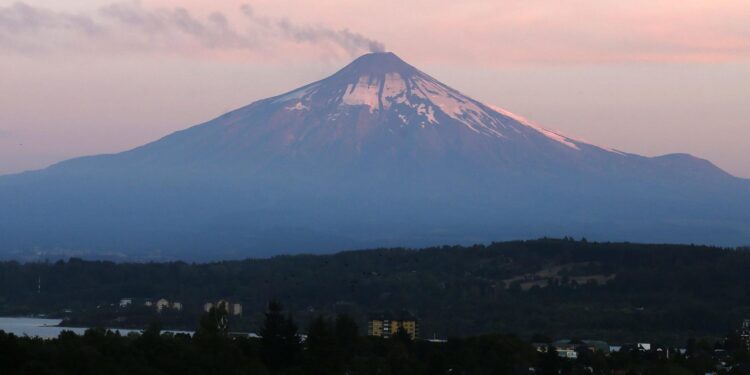 Municipalidad de Pucón suspende clases por 3 días tras Alerta Naranja por volcán Villarrica