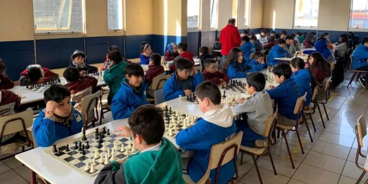 Escuela Carlos Condell de Osorno se coronó campeón en torneo de Ajedrez Escolar