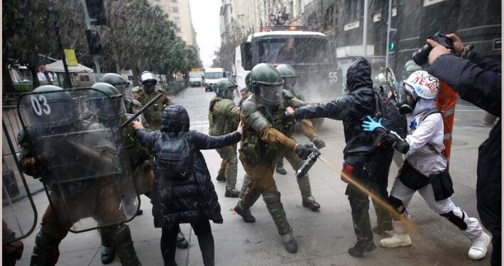 Incidentes en el centro de Santiago: Carabineros informa tres detenidos e igual cantidad de efectivos lesionados