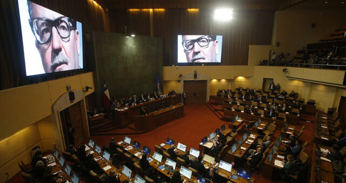 Homenaje a Allende en la Cámara genera enfrentamiento entre diputados del oficialismo y la UDI