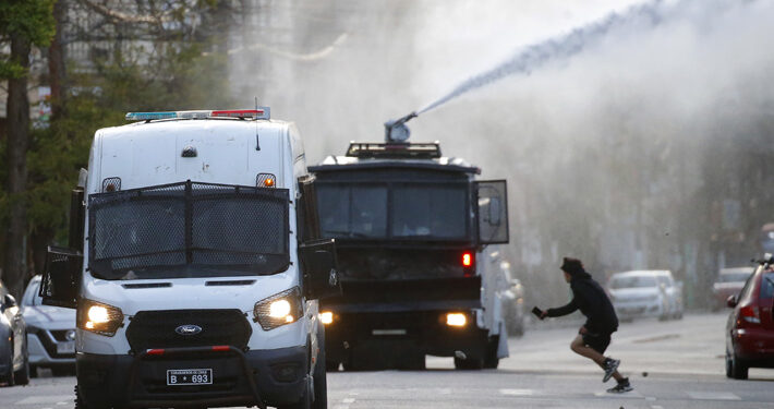 Encapuchados disparan contra Carabineros en Villa Francia: Camarógrafo es herido en rostro