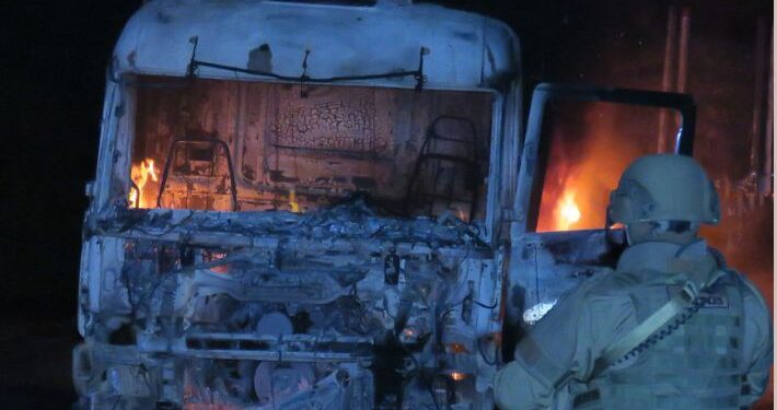 Investigan nuevo ataque incendiario en La Araucanía: Un galpón y cuatro camiones fueron quemados