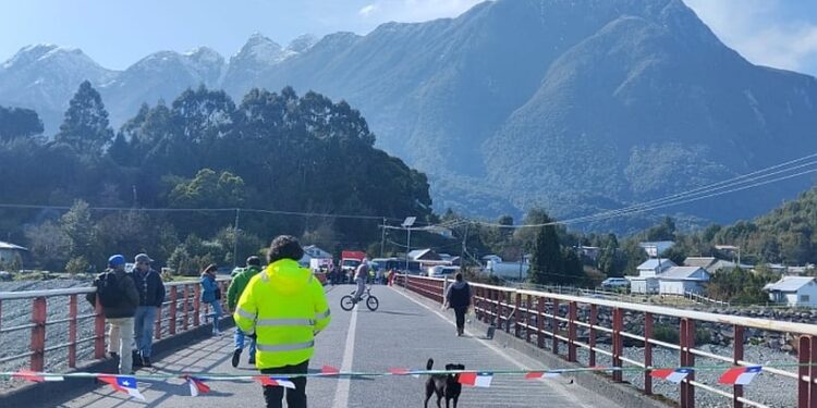 Trabajadores de empresas con sueldos impagos se toman puente en Chaitén