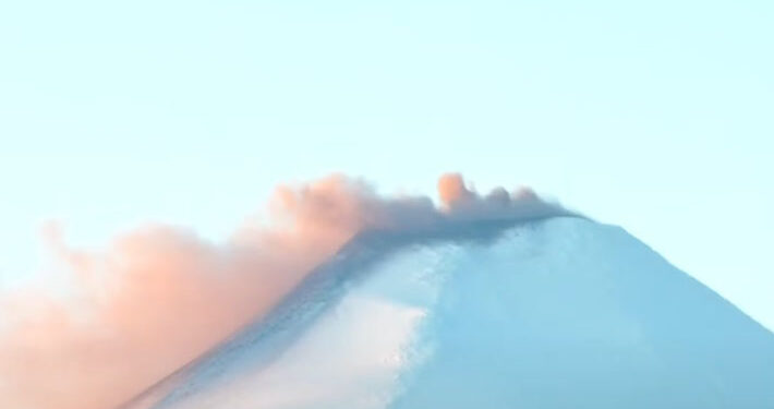 Volcán Villarrica amanece con visible fumarola y expulsa cenizas desde su cráter