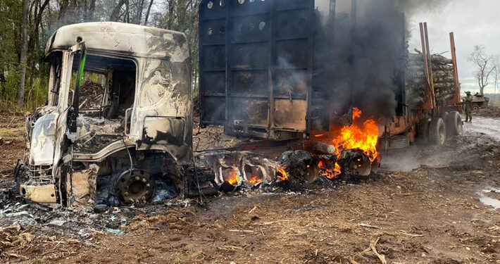Atentado incendiario en La Araucanía: Sujeto quemaron dos camiones y atacaron a carabineros en Collipulli