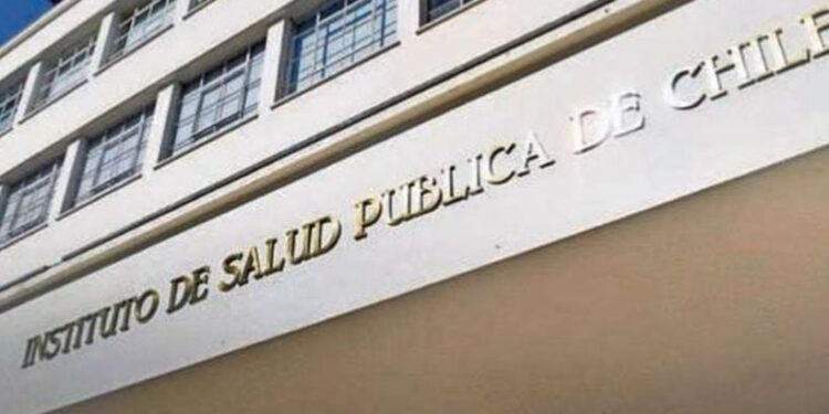 Minsal anuncia sumario al ISP tras retiro de productos de un laboratorio por presencia de bacteria