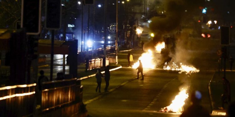 Disturbios por el «11» dejaron 108 detenidos y 14 carabineros lesionados