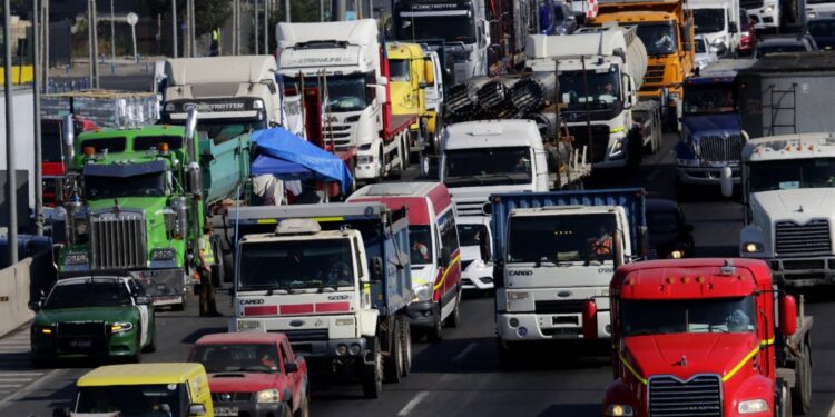 Camioneros chilenos responden con dureza a amenaza de cierre de la frontera argentina