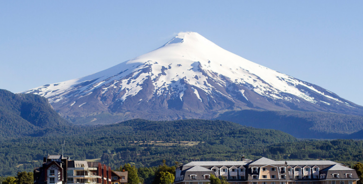 Trasladan a pacientes del Hospital de Pucón tras aumento de actividad en el volcán Villarica