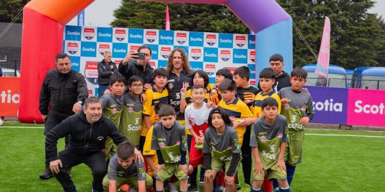 Ex futbolista del Barcelona inauguró cancha sintética de fútbol en Osorno 