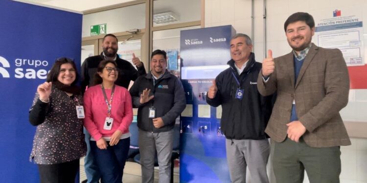 Saesa instaló en Cesfam de Puyehue tótem de carga de teléfonos celulares para vecinos