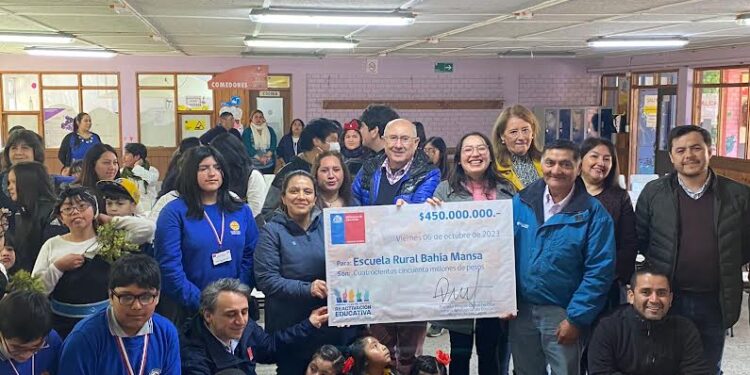 Entregan $450 millones para mejorar infraestructura de escuela en Bahía Mansa