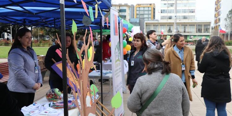 Feria acercó la salud mental a la comunidad en plaza de armas de Osorno  