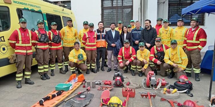 Tres helicópteros y 26 brigadas combatirán incendios en región de Los Lagos