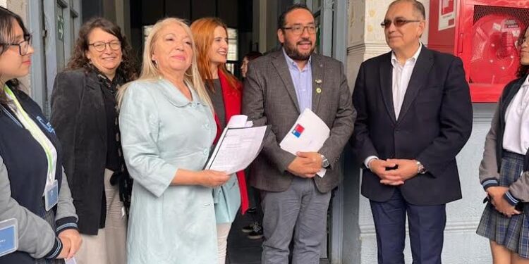 Firman convenio que reconoce a tres liceos de Osorno como bicentenarios y de excelencia  