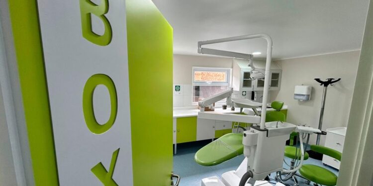 Inspeccionan etapa final de obra de módulos dentales en el hospital Base San José de Osorno