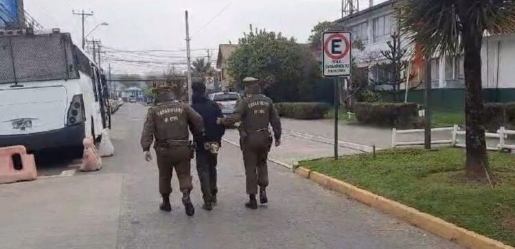Detienen a dos sujetos por robo de teléfono a transeúnte en Osorno