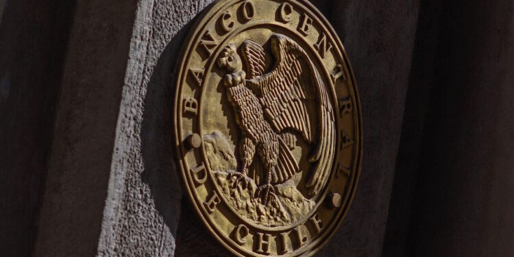 Banco Central recorta tasa hasta 9% y deja de comprar dólares