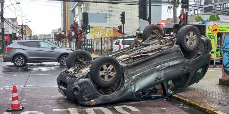 Colisión vehicular con posterior volcamiento se registró en centro de Osorno