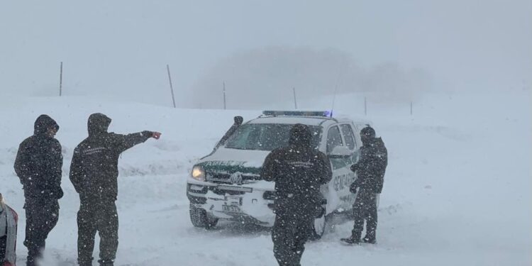 Suspenden tránsito por Cardenal Samoré tras intensa nevazón: reevaluarán este lunes
