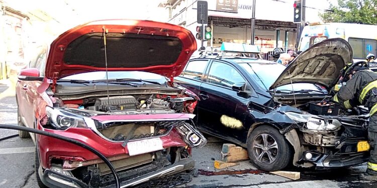 Osorno: Colisión vehicular entre colectivo y vehículo particular dejó cuatro lesionados