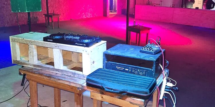 Osorno: Desarticulan local clandestino con 150 personas en su interior