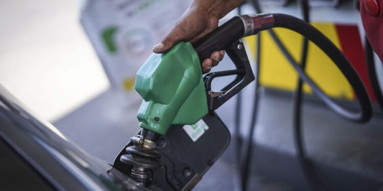 Bencinas anotan nueva alza de precios de más de $30 este jueves