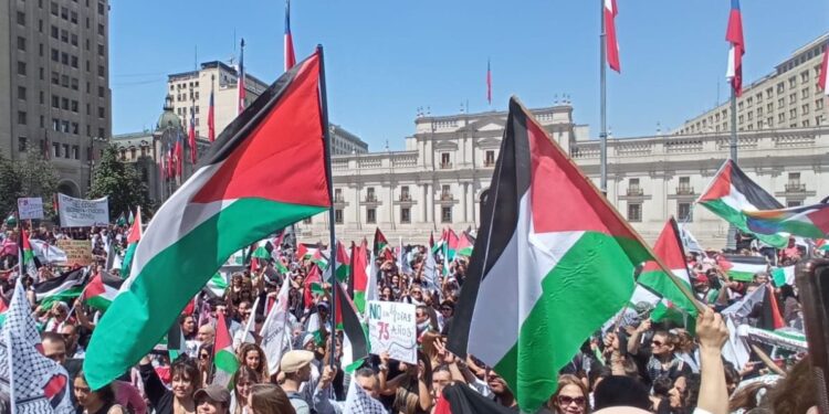 Comunidad palestina en Chile se reúne en masiva convocatoria en Plaza de la Constitución