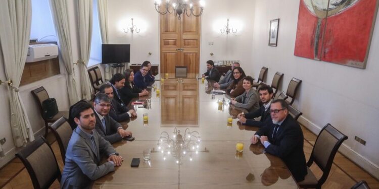 Parlamentarios oficialistas se reunieron con Tohá para respaldar su gestión tras críticas de la oposición