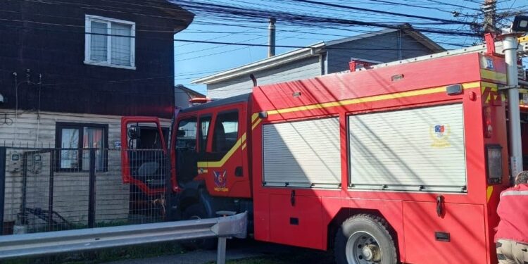 Carro de bomberos en Osorno colisionó con vivienda mientras acudía a emergencia 