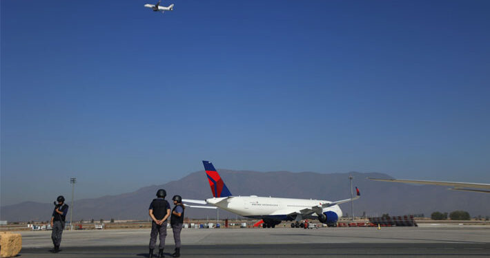 Paro de controladores aéreos: Sector turístico en alerta ante eventuales cancelaciones de vuelos en fin de semana largo