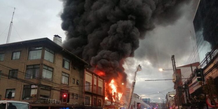 Voraz incendio afectó a dos edificios en Valdivia: uno de ellos era un mall chino