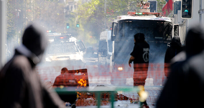 Marcha por el Día del Encuentro de Dos Mundos: Carabineros reporta cuatro detenidos y 11 locales con daños