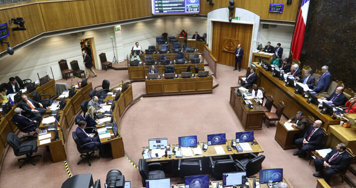 No cerrarán más temprano: Senado rechaza proyecto que buscaba restringir el horario del comercio