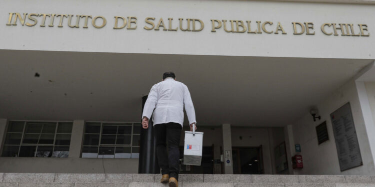 ISP informa 786 casos sospechosos y 45 fallecidos por brote de bacterias en Laboratorio Sanderson