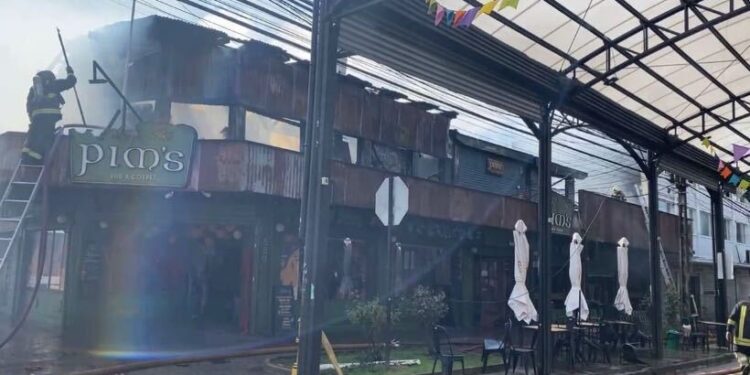 Incendio afectó a tres locales comerciales en centro de Puerto Varas