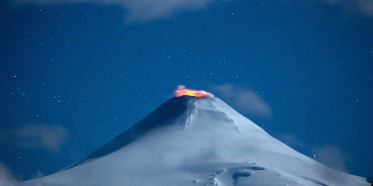 Análisis reveló que volcanes Villarrica, Calbuco y Llaima lideran los más peligrosos del país