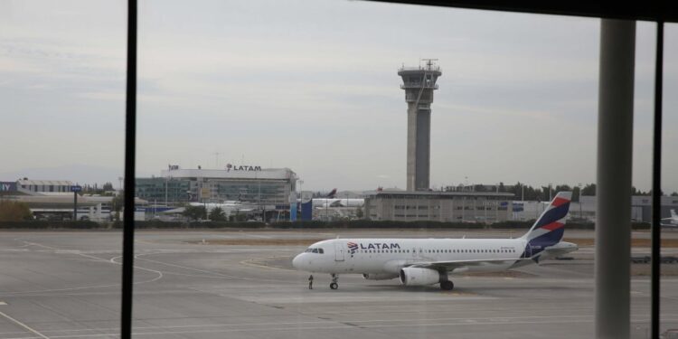 Controladores de tránsito aéreo suspenden paro de este jueves