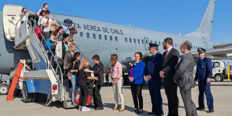 Chilenos evacuados desde Israel aterrizan en el Aeropuerto de Santiago