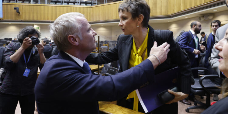 Felipe Kast celebra: «Pese al Gobierno, sacamos una tremenda ley de usurpaciones»