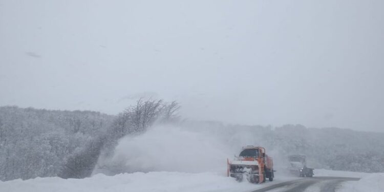 Habilitan tránsito solo para vehículos en Cardenal Samoré tras caída de nieve