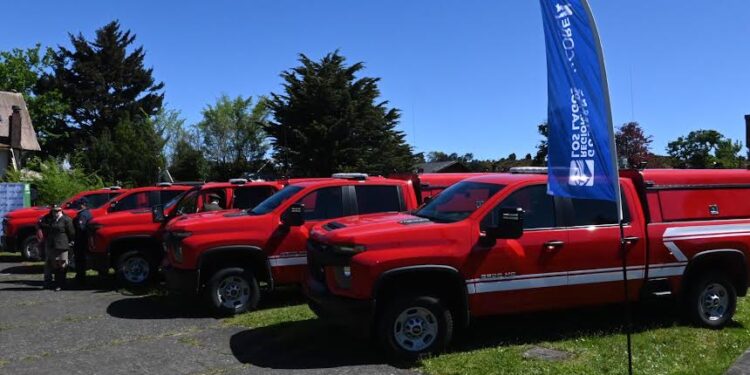 Bomberos de Entre Lagos y Purranque reciben nuevas camionetas