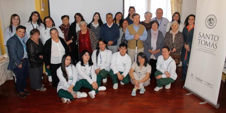 Estudiantes de Santo Tomás Osorno dan atención podológica a adultos mayores de casas tuteladas