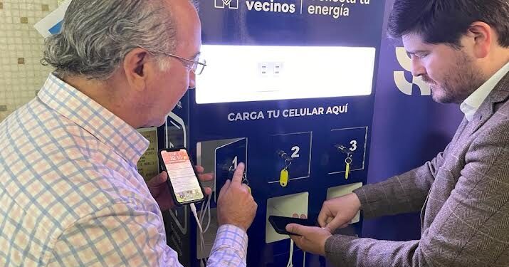 Instalan tótem para cargar teléfonos celulares en hospital de Puerto Octay