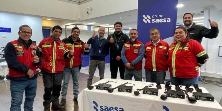 Saesa dona equipos de comunicación radial a Unidad de Rescate de Osorno
