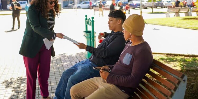 Ministra de Desarrollo Social y Familia entregó textos de propuesta constitucional en Osorno