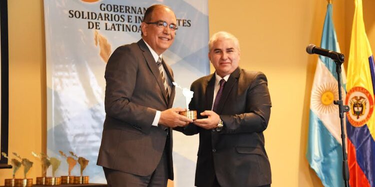 Alcalde de Osorno recibió premio en Colombia por generar políticas sociales inclusivas