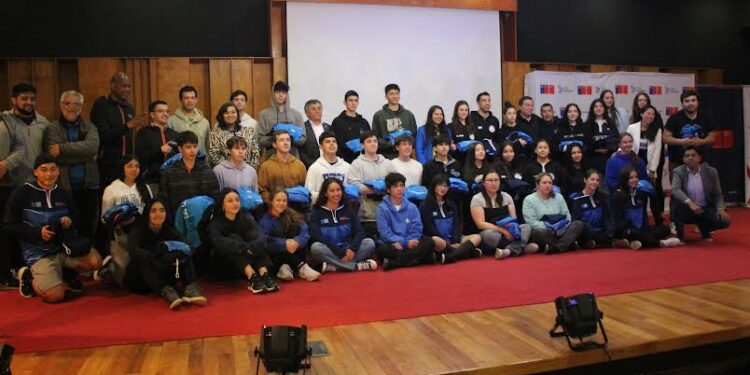 Osorno: Ministerio de Deporte entregó indumentaria a deportistas 