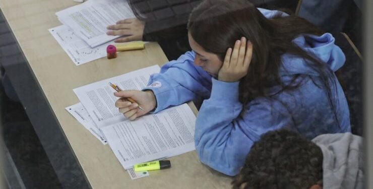 Hoy comienza rendición de PAES 2023: Revisa horario, duración de las pruebas, cantidad de preguntas y más